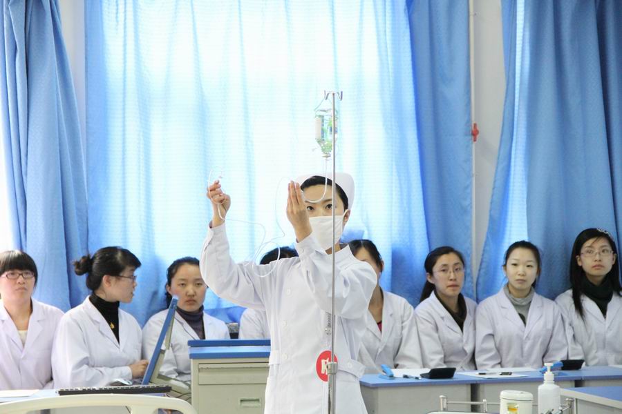初中毕业读卫校好吗