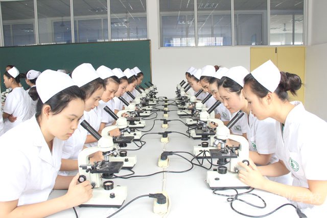 贵阳市卫生学校拥有实训设备吗?